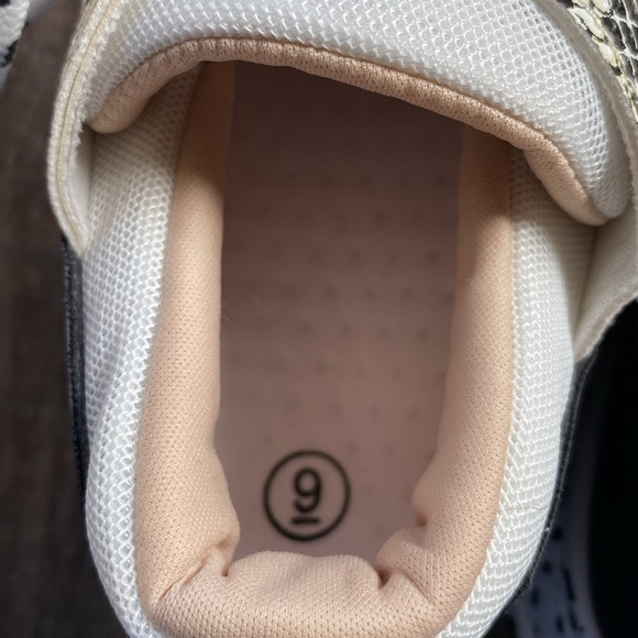 NIB Lucky Step designer sneakers size 9 women’s - Picture 5 of 6